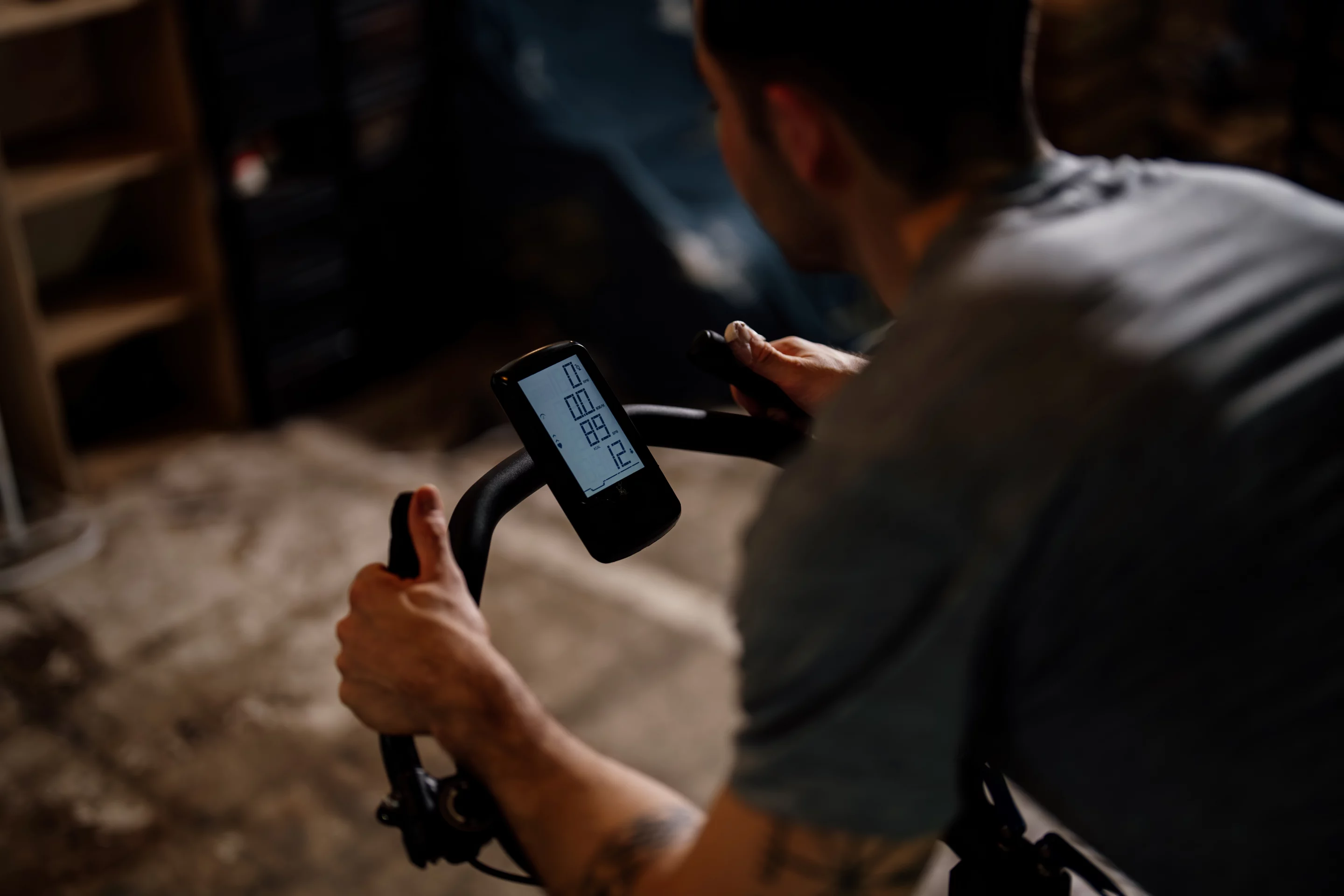 A Bluetooth display connects to apps such as Zwift