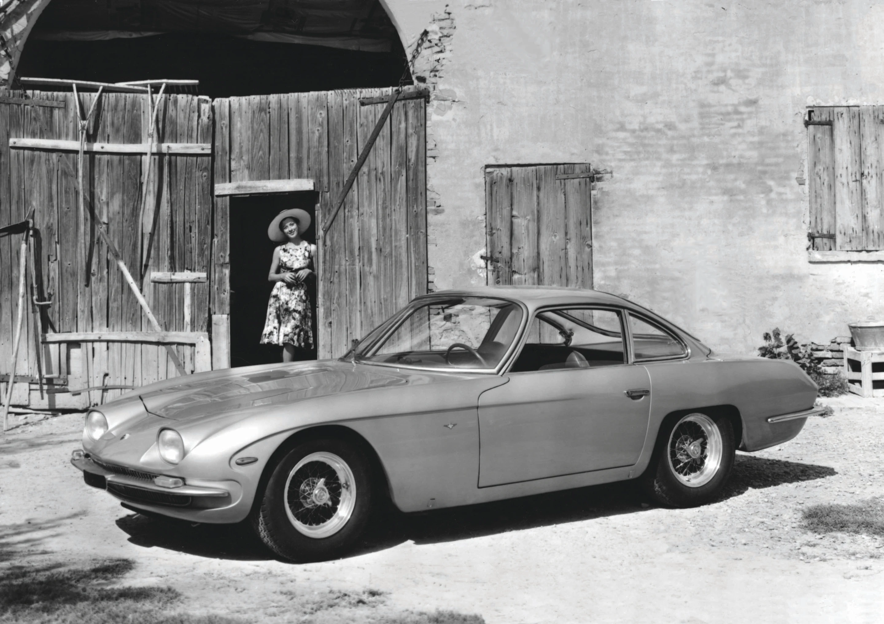 350 GT (successor to the GTV / 1964 – 1966) featured a 3.5 litre V12 engine capable of 320 hp and a top speed of 250 km/h (155 mph)