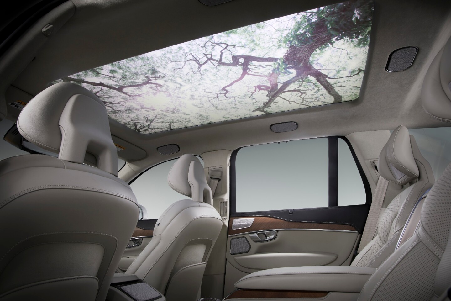 Samsung And Harman Stuff The Car Interior With Digital Displays