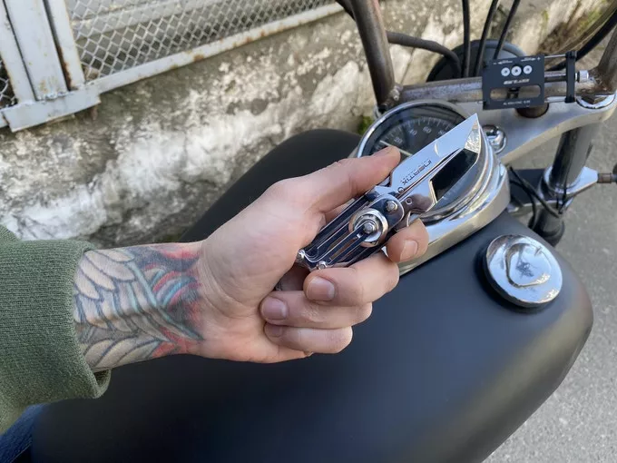 The Inertix Exoblade is built to last, matching a duralumin body with a stainless steel blade