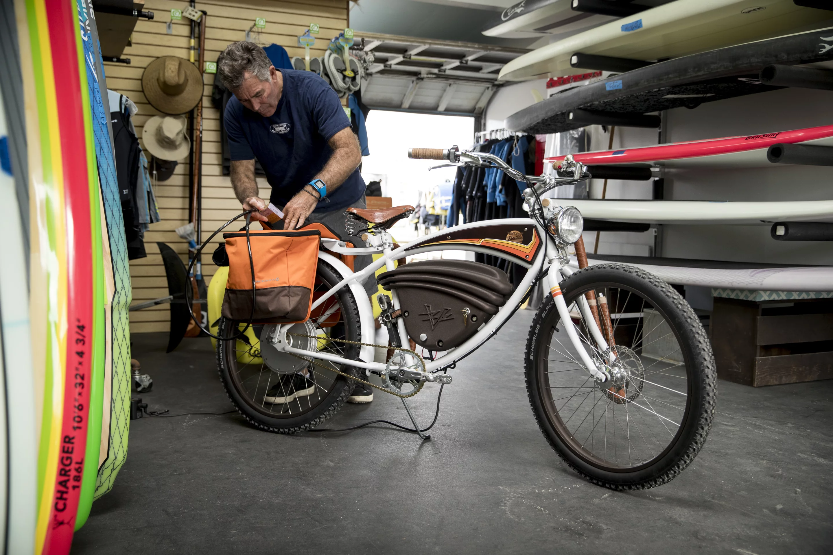 Drawing power from a 52 V, 702 Wh lithium battery, the Signature Cruz can ride 30 miles (48 km) on each charge in street mode