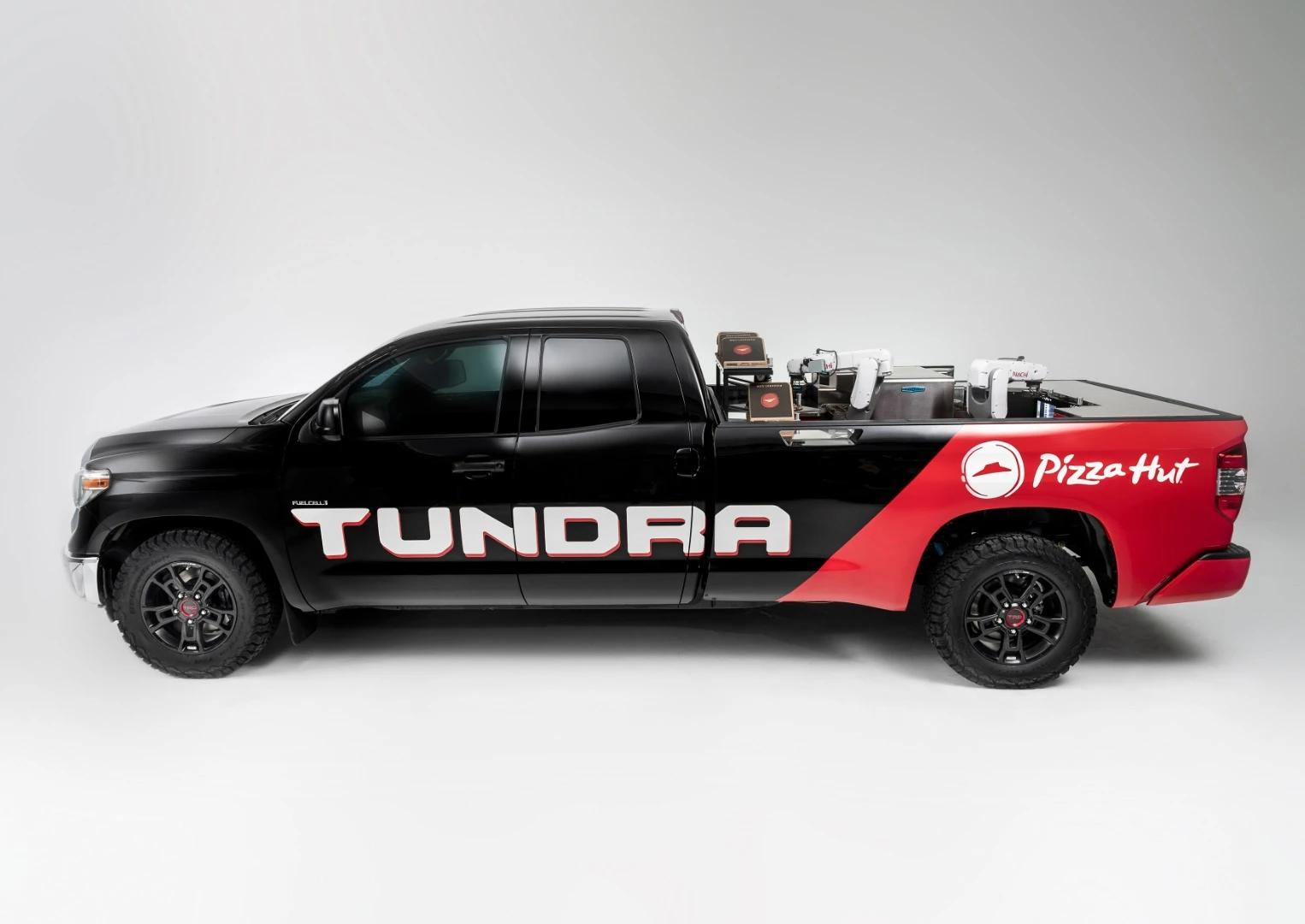 A hydrogen fuel cell powertrain ensures that the only emissions from this Toyota Tundra Pie Pro truck are water vapor and pizza