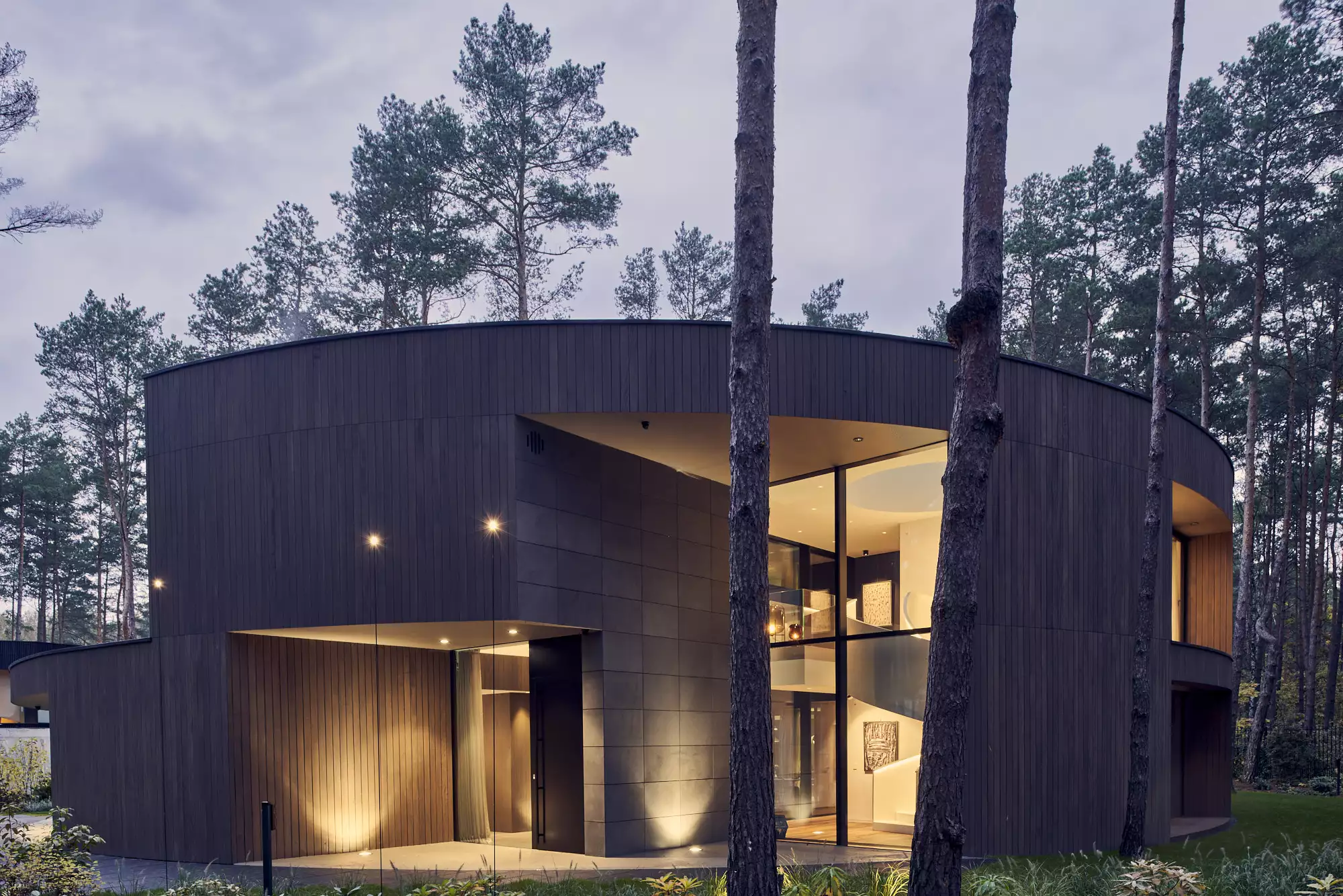 "The alcoves cut out in the huge trunk allow for clear zoning of individual functions, ensuring a sense of privacy and contact with the surrounding nature," explains Przemysław Olczyk Mobius Architekci