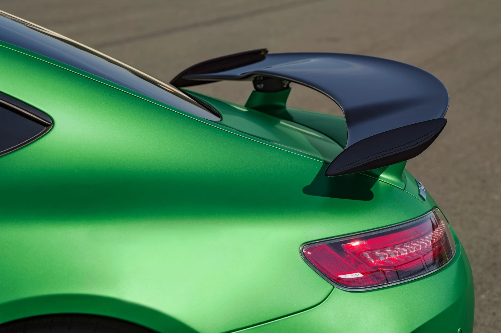 The rear wing can be manually adjusted