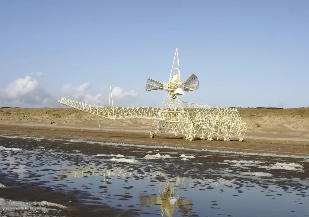 One of the earlier versions of the Strandbeests, the Animais Excelsus was a tall animal with a wind tank stomach and hammer (Photo: Theo Jansen)