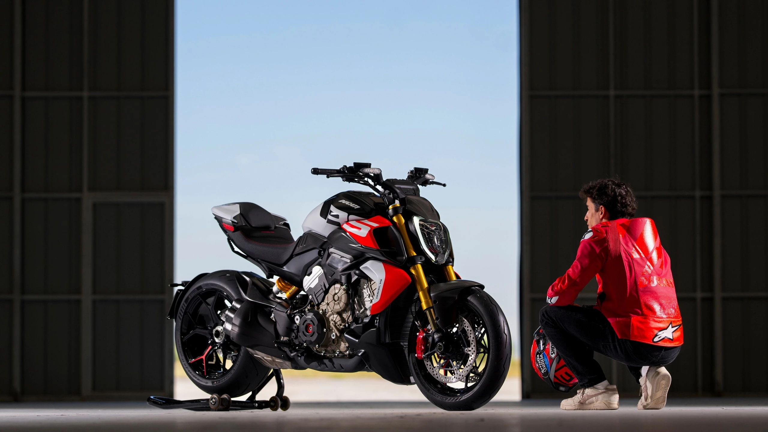 The Diavel V4 RS comes with a price tag of $39,995, with initial deliveries starting in Europe from December 2025, with other regions, including the US, following in January 2026