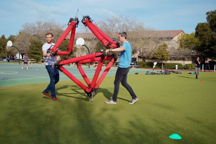 The isoperimetric robot can be attached to others to form more capable machines, connecting via three-degrees-of-freedom joints that create truss-like structures