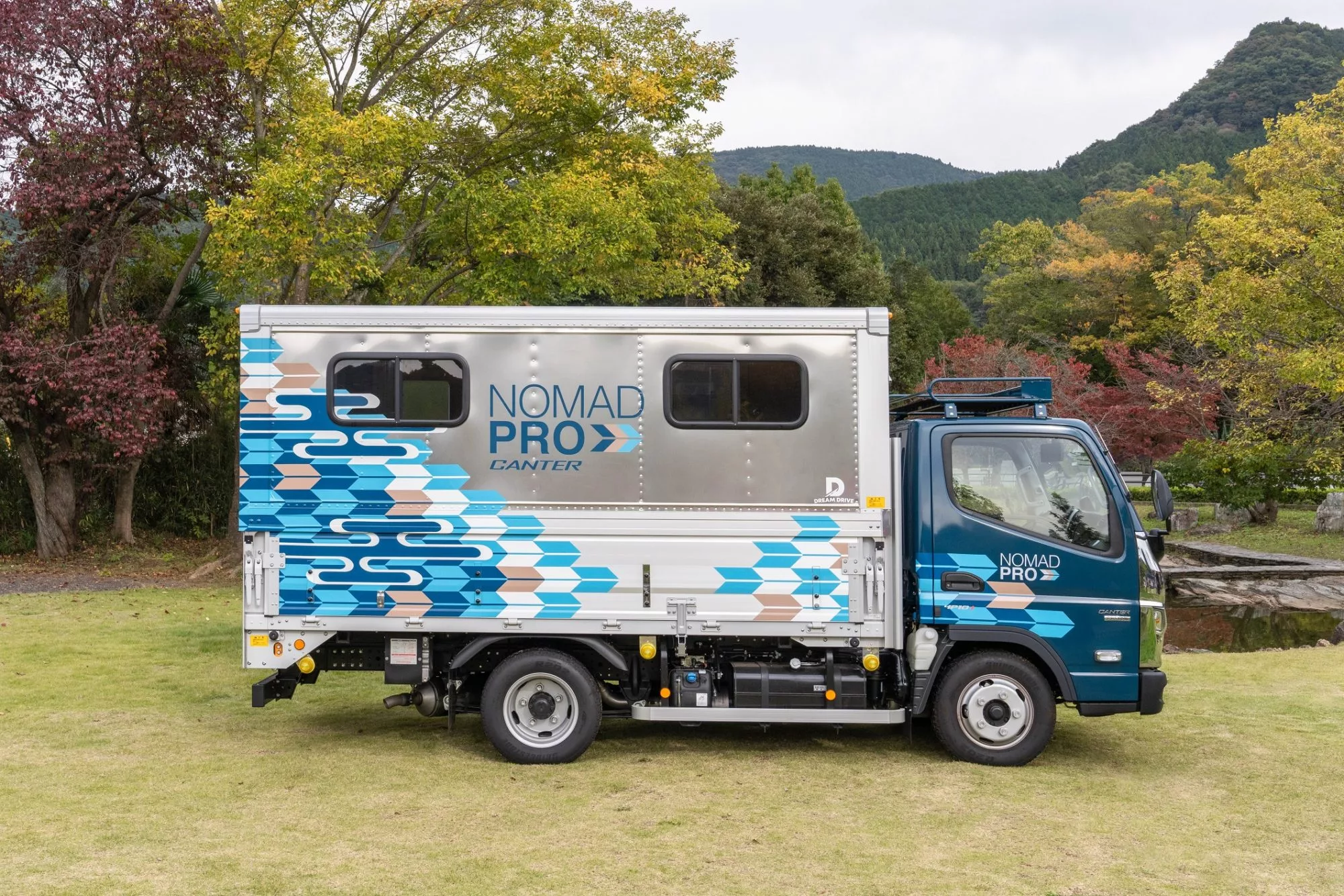 The vibrant NomadPro exterior is inspired by traditional yagasuri textile design, a pattern originally based on bird-of-prey feathers used for fletching on arrows