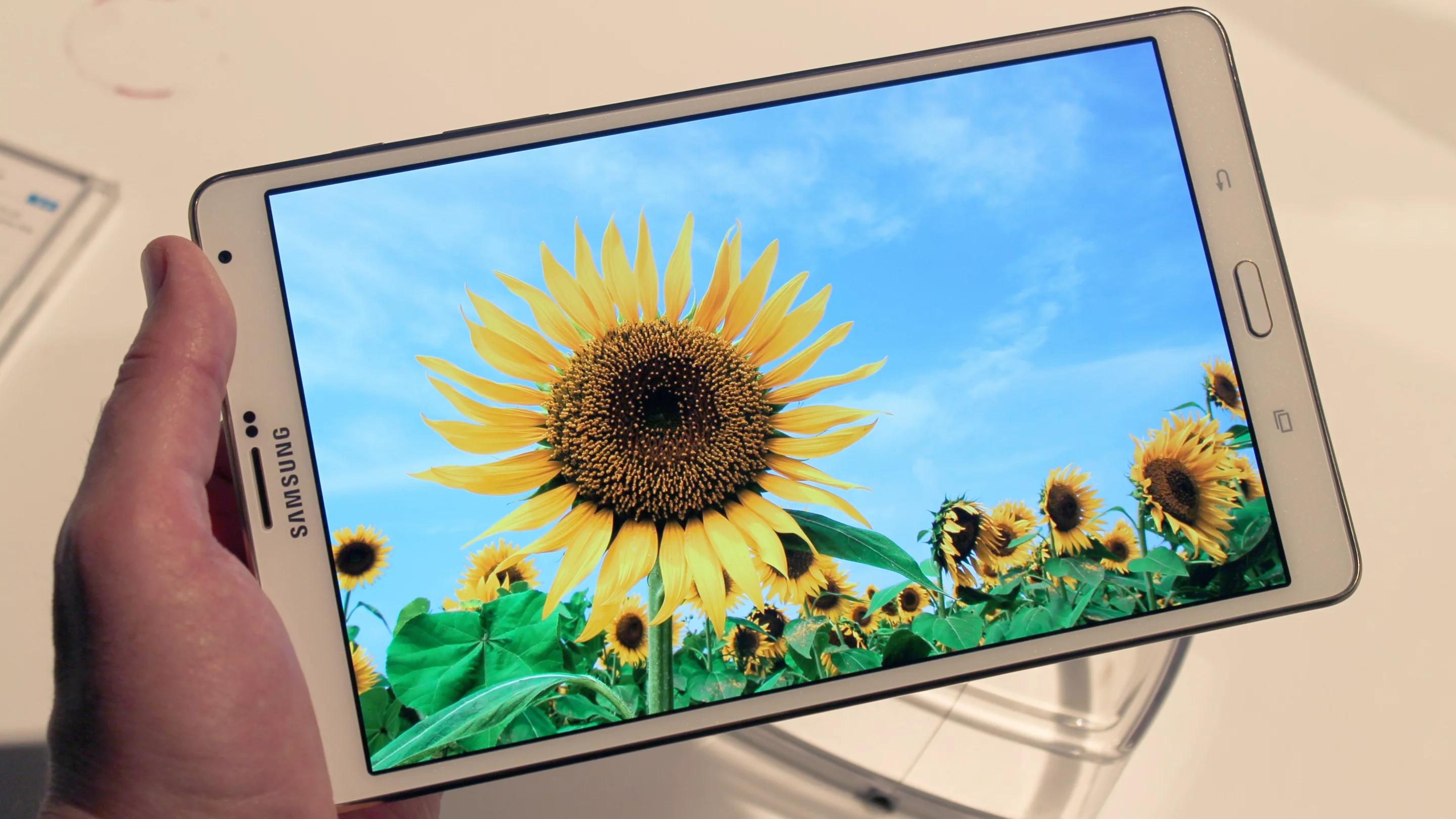 Gizmag goes hands-on with Samsung's first high-res Super AMOLED tablet, the Galaxy Tab S