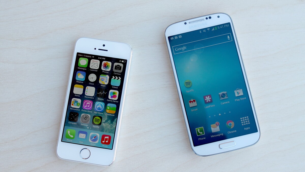 The iPhone's 4" screen looks very small next to the Galaxy S4's 5" display