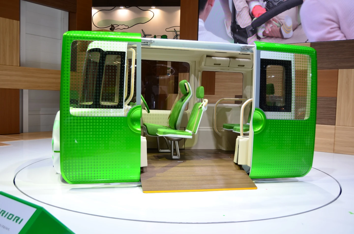 Daihatsu equips the Nori Ori with large sliding doors and a low floor, making it easy to get on and off