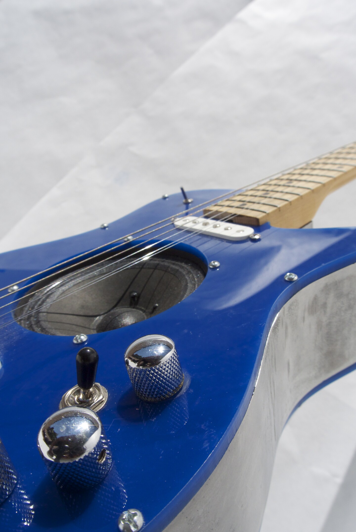 Unlimited guitar with builtin amp comes with smartphonebased digital effects