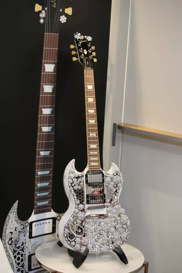 The white Gibson SG is now home to more than 400 quality diamonds embedded in 1.6 kg (3.5 lb) of 18 K gold