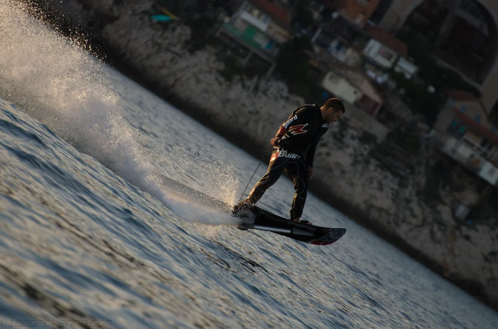 Hoverboard by ZR mixes surfing and flyboarding