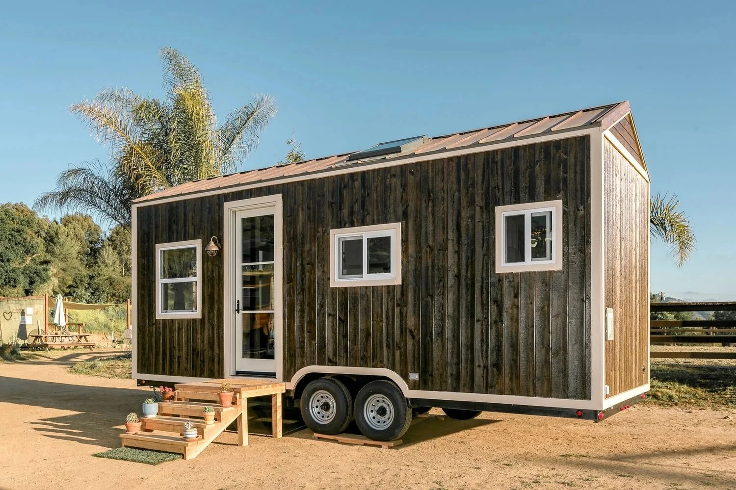 The Joshua Tree is based on a double-axle trailer and has a length of 24 ft (7.3 m)
