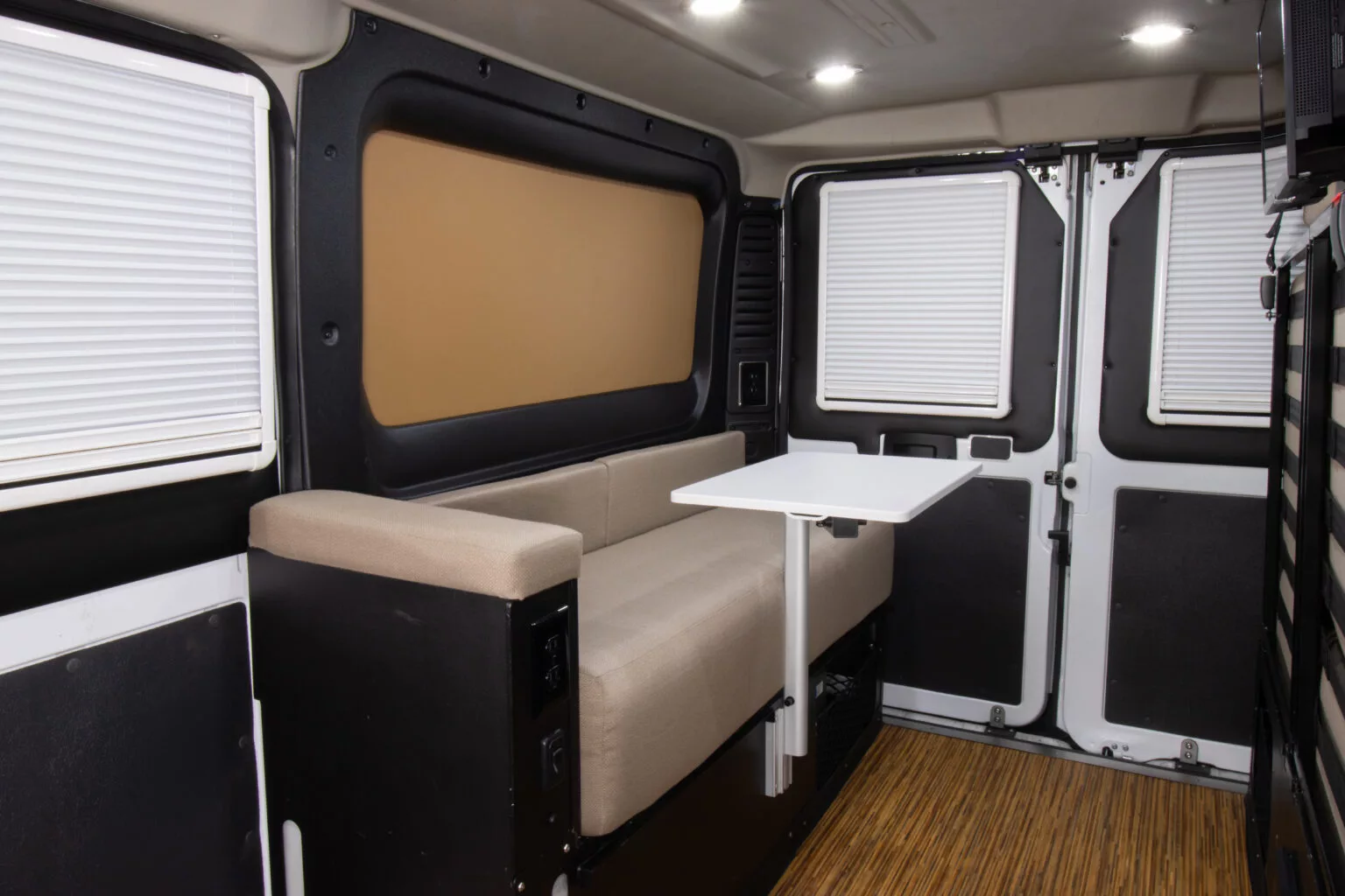 The swivel table can be used on the rear sofa or with the swivel passenger seat