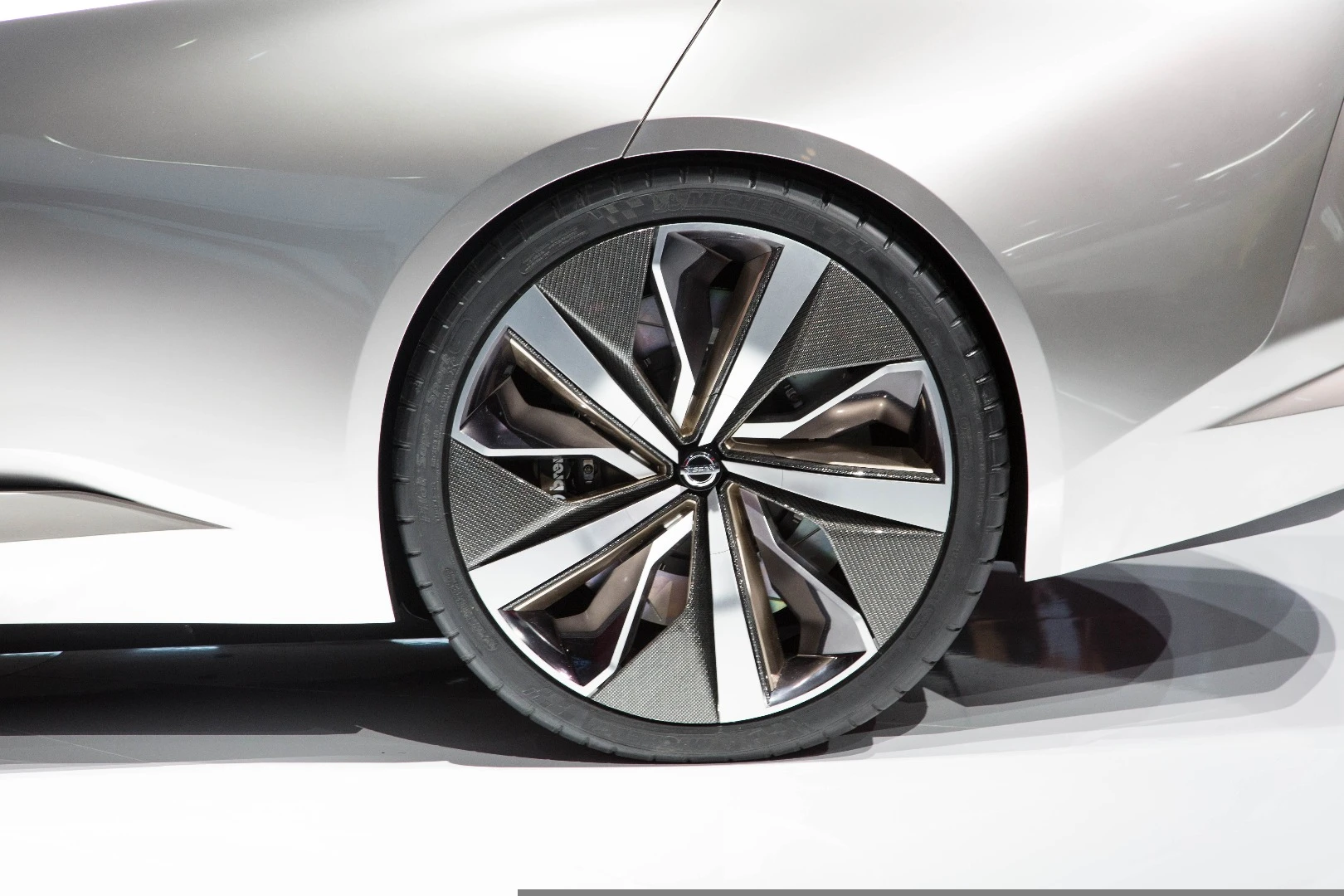 Unique wheels on the Nissan Vmotion 2.0 are accented with carbon fiber-appearing inlays