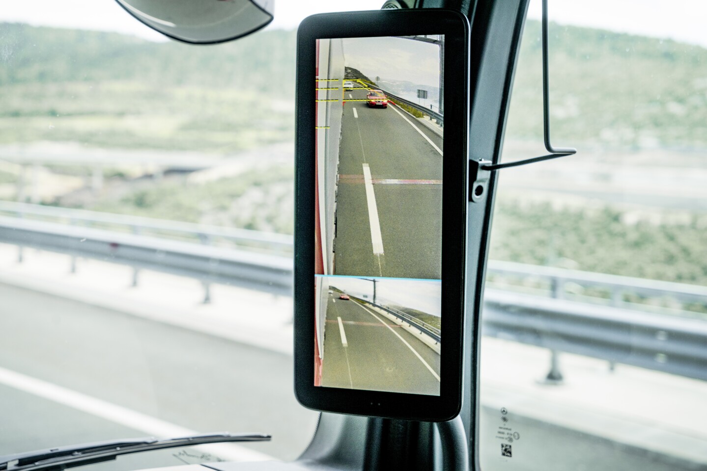 Those side-mounted cameras on the Actros project to A-pillar-mounted 15-inch screens inside the cabin