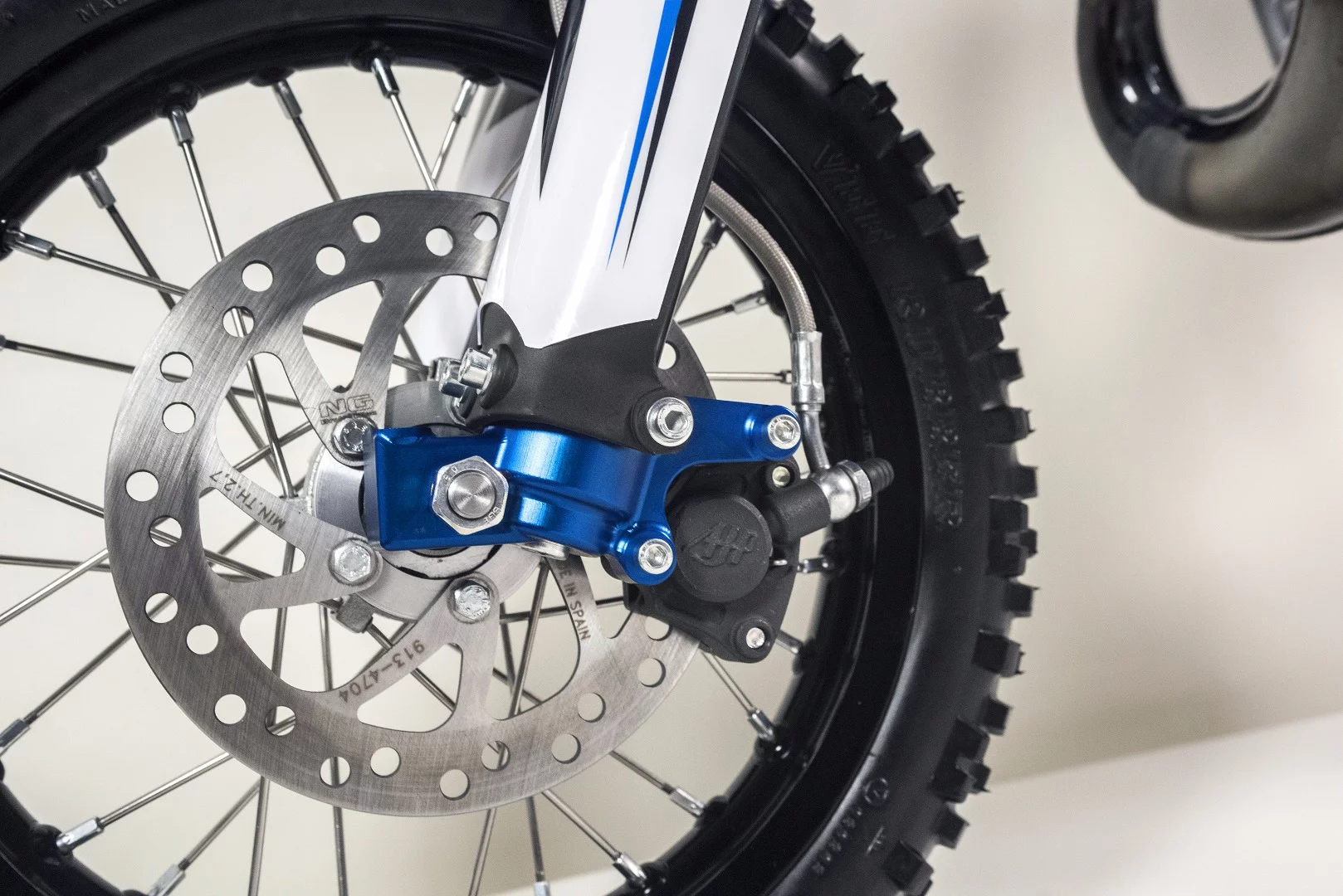 The front hudraulic brake and 180 mm disc of the Polini XP1R/XP3R