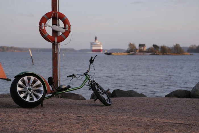 The 6.6 ft (2 m)-long Chop-E features a 1-kW motor in its 20-inch front wheel, powered by a rear-mounted 20-Ah 48-volt battery pack consisting of 16 LiFePo4 cells