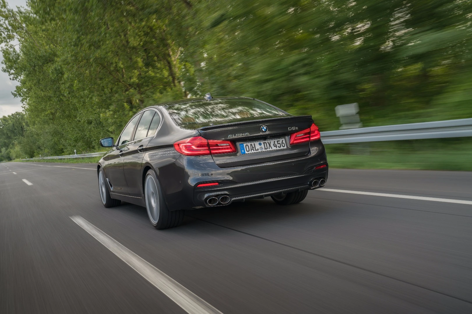 The D5 S has quad exhaust pipes