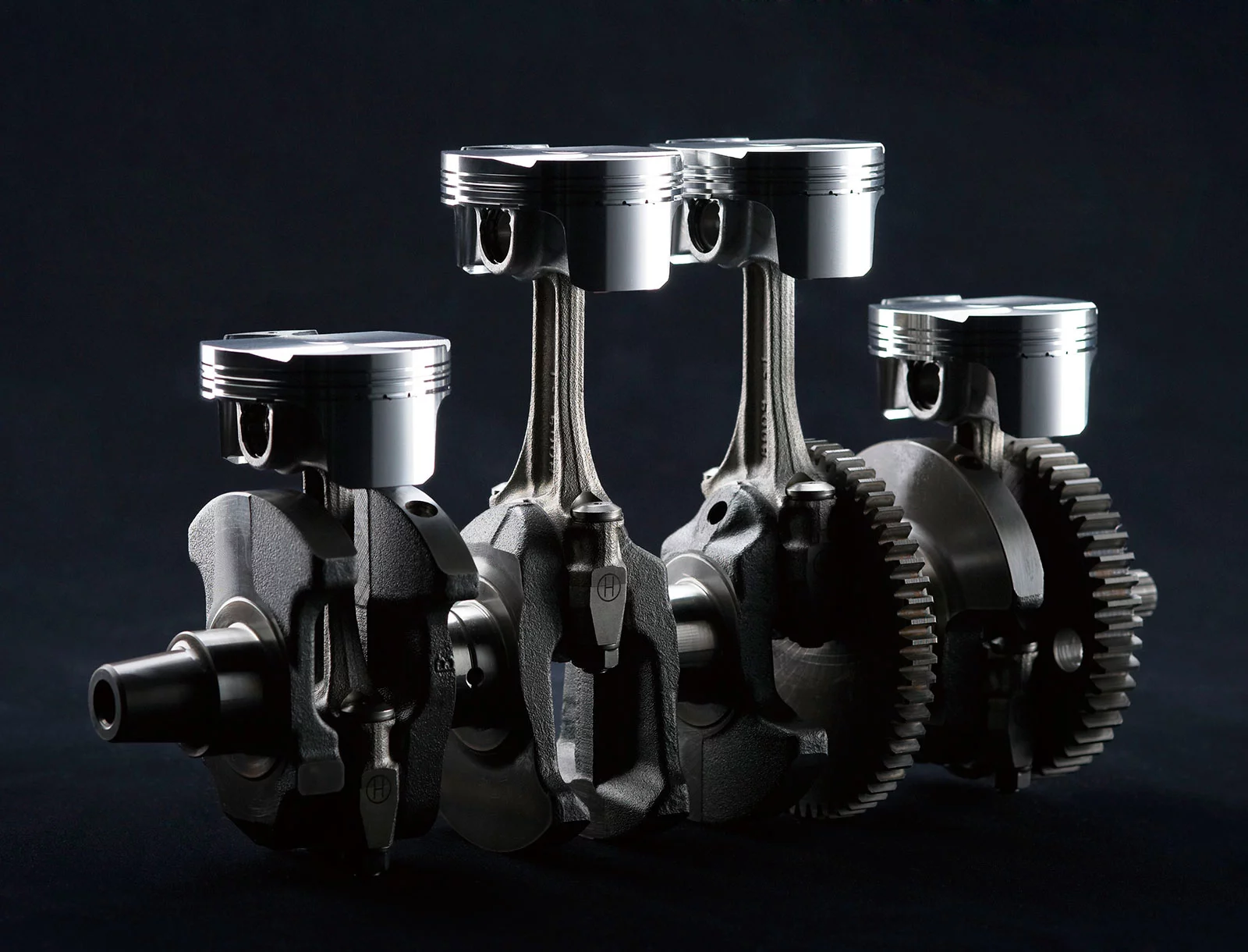 The combustion chamber design is complemented by a flat piston crown design. Its shape, inspired by the pistons used in the 18-cylinder Green Gas Engine developed by Kawasaki’s Gas Turbine & Machinery Company, also contributes to the engine’s anti-knock performance.