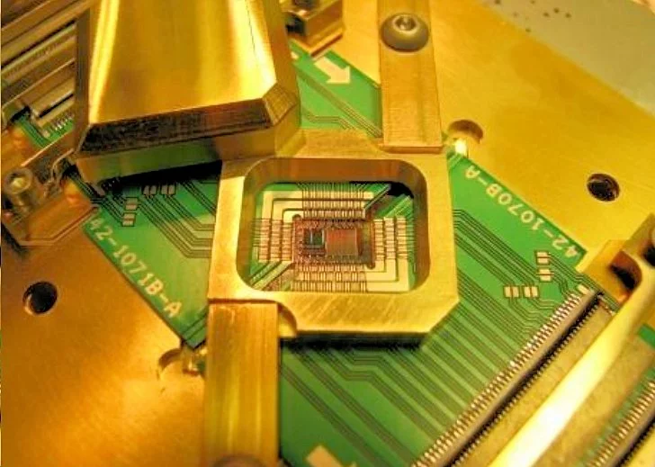 D-Wave quantum annealing chip in ultracold mount (Photo: D-Wave)