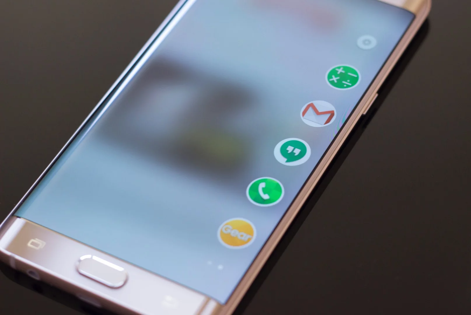 You can also customize the Edge Display to launch shortcuts for favorite apps or contacts