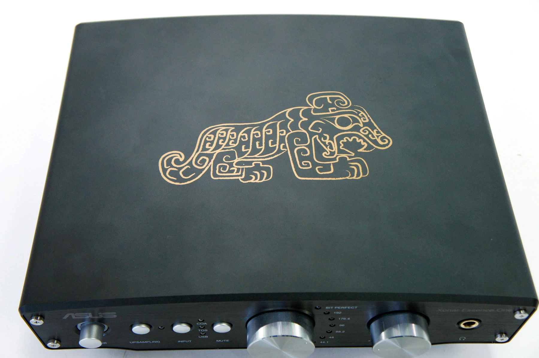 The unit combines a Hi-Fi DAC for computers and CD/DVD players and an audiophile-class headphone amp capable of powering cans with impedance up to 600 ohms