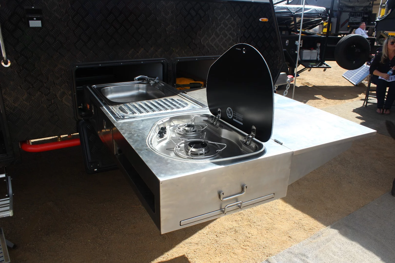 Sometimes you want to cook under the roof, sometimes under blue skies. This Black Series HQ15 has both indoor and outdoor kitchens