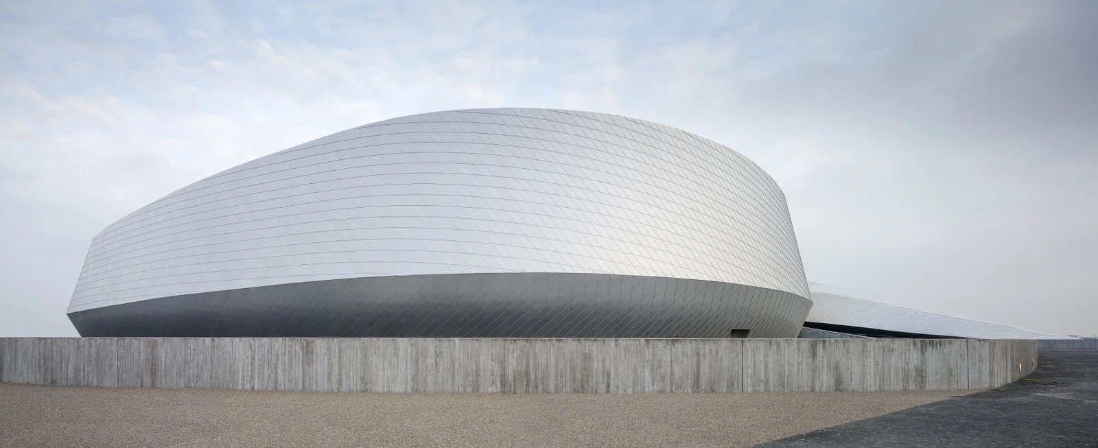 The exterior has been decorated with a series of small diamond-shaped aluminum plates called “shingles” which add to the aquarium’s organic design