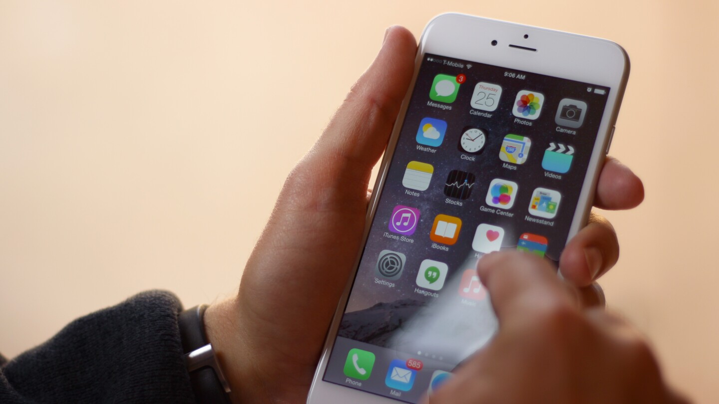 You might find yourself using your finger like a stylus ... and perhaps longing for the Galaxy Note? (Photo: Will Shanklin/Gizmag.com)