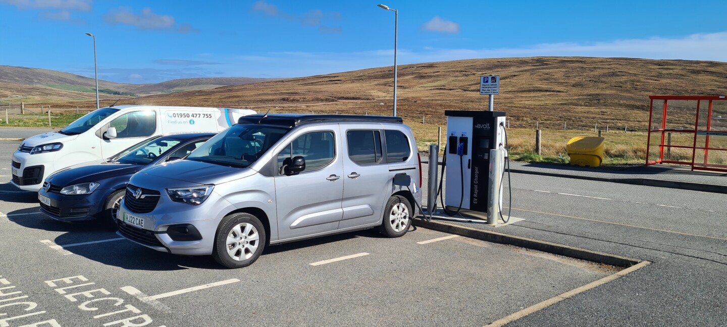 Wheelhome suggests planning a ~35-minute charging break every two hours of a trip when traveling with the Vikenze III-e