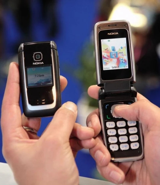 The Nokia 6136 open and closed