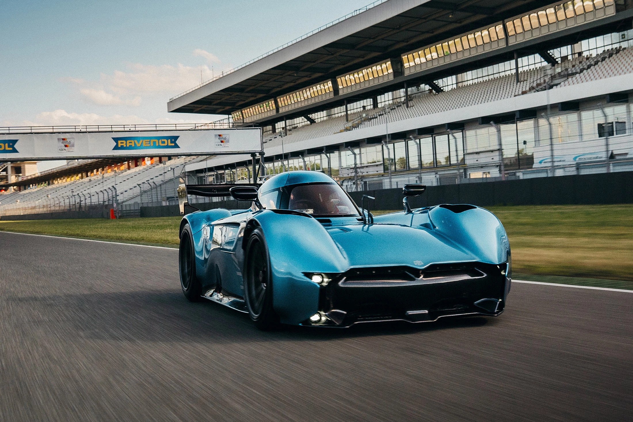 McMurtry Automotive - What a great looking machine, unlike the typical hypercars we see these days