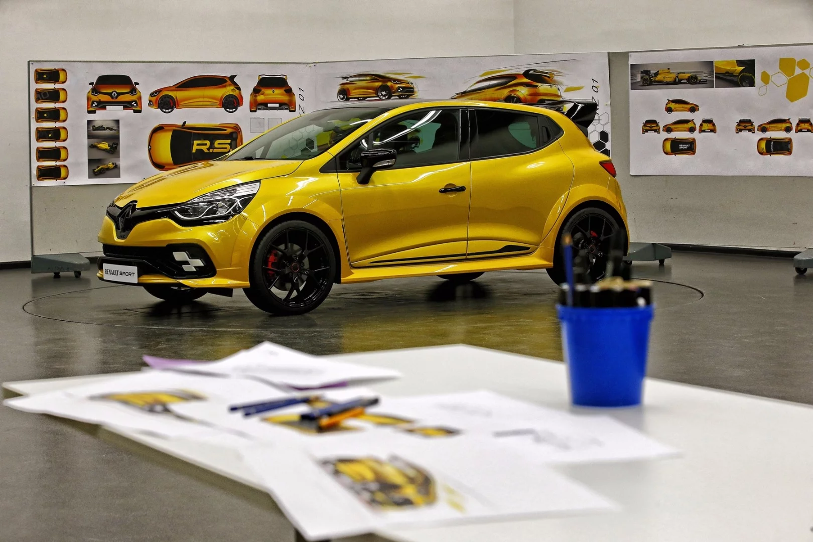 The yellow and black color scheme of the Clio R.S. 16 has been pulled over from the Renault F1 team