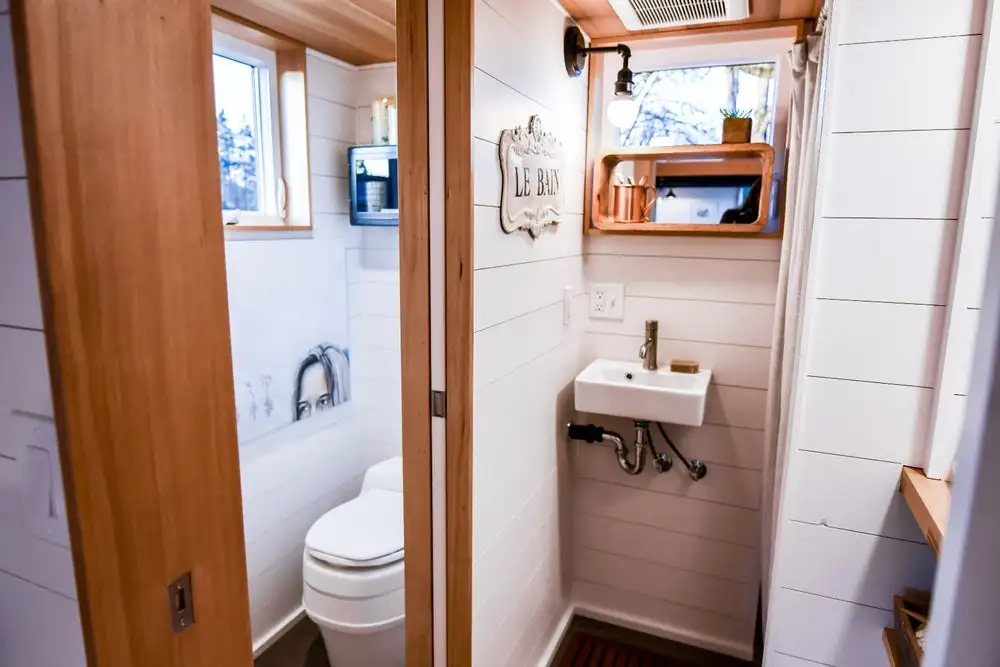 The Urban Payette with Elevator Bed's bathroom