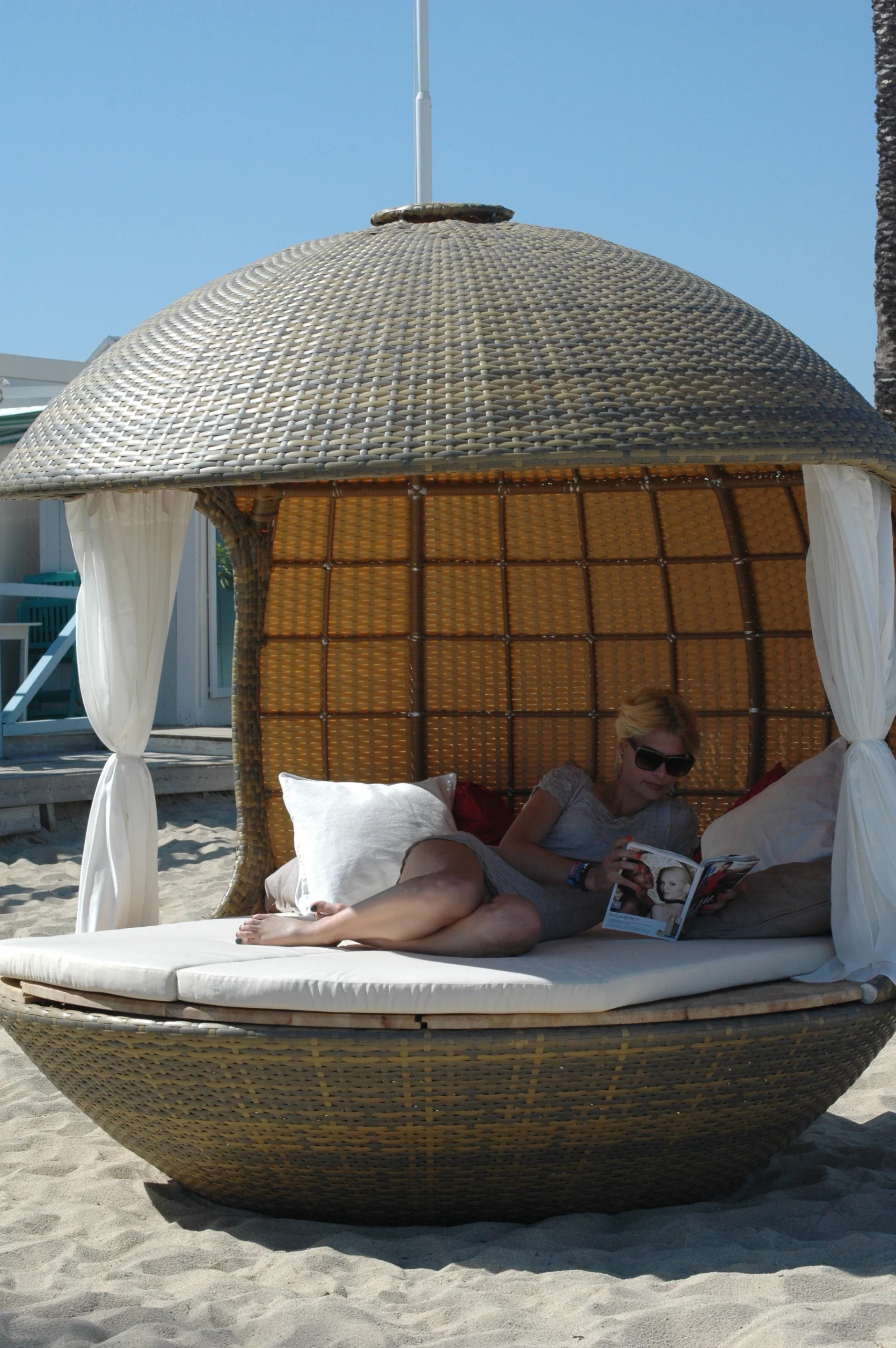 The Cocoon Beach model was designed to replace the canopy beds on beaches, parks and swimming pools