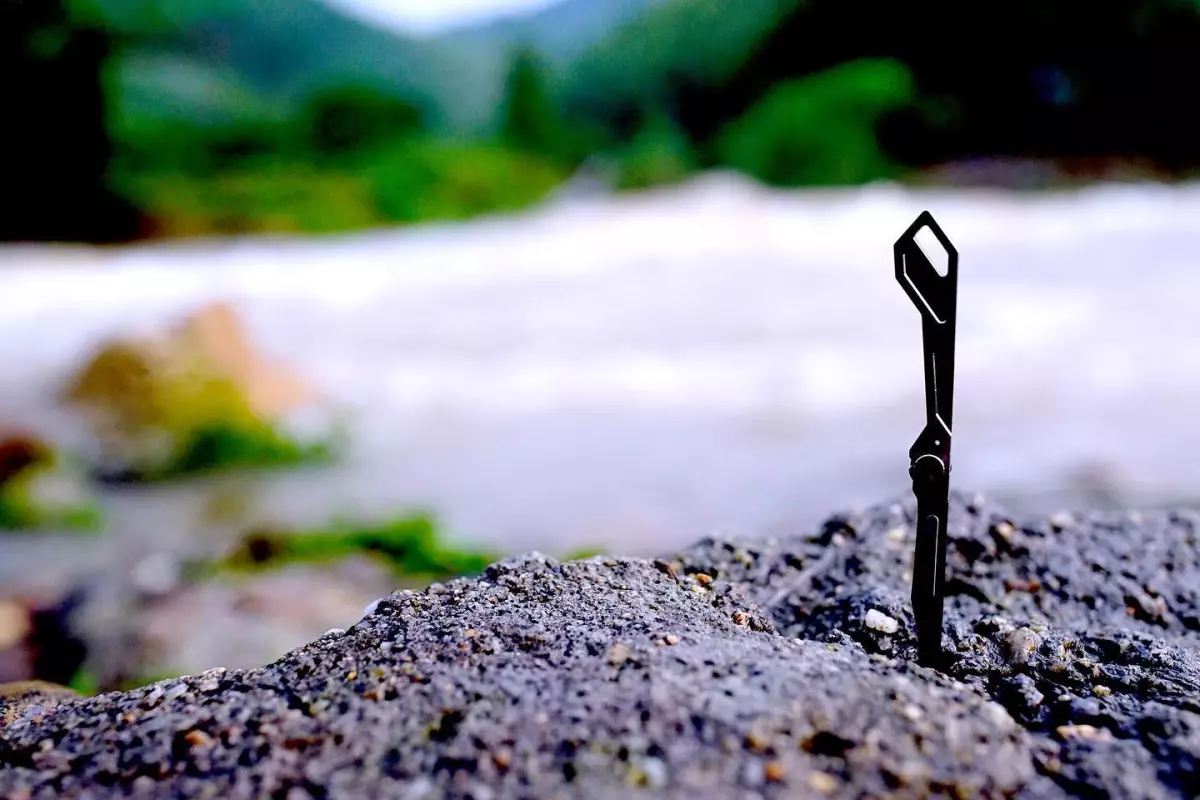 Crafted from aerograde TC4 titanium alloy, the NTK05 is promised to offer durability, strength and, of course, supreme sharpness