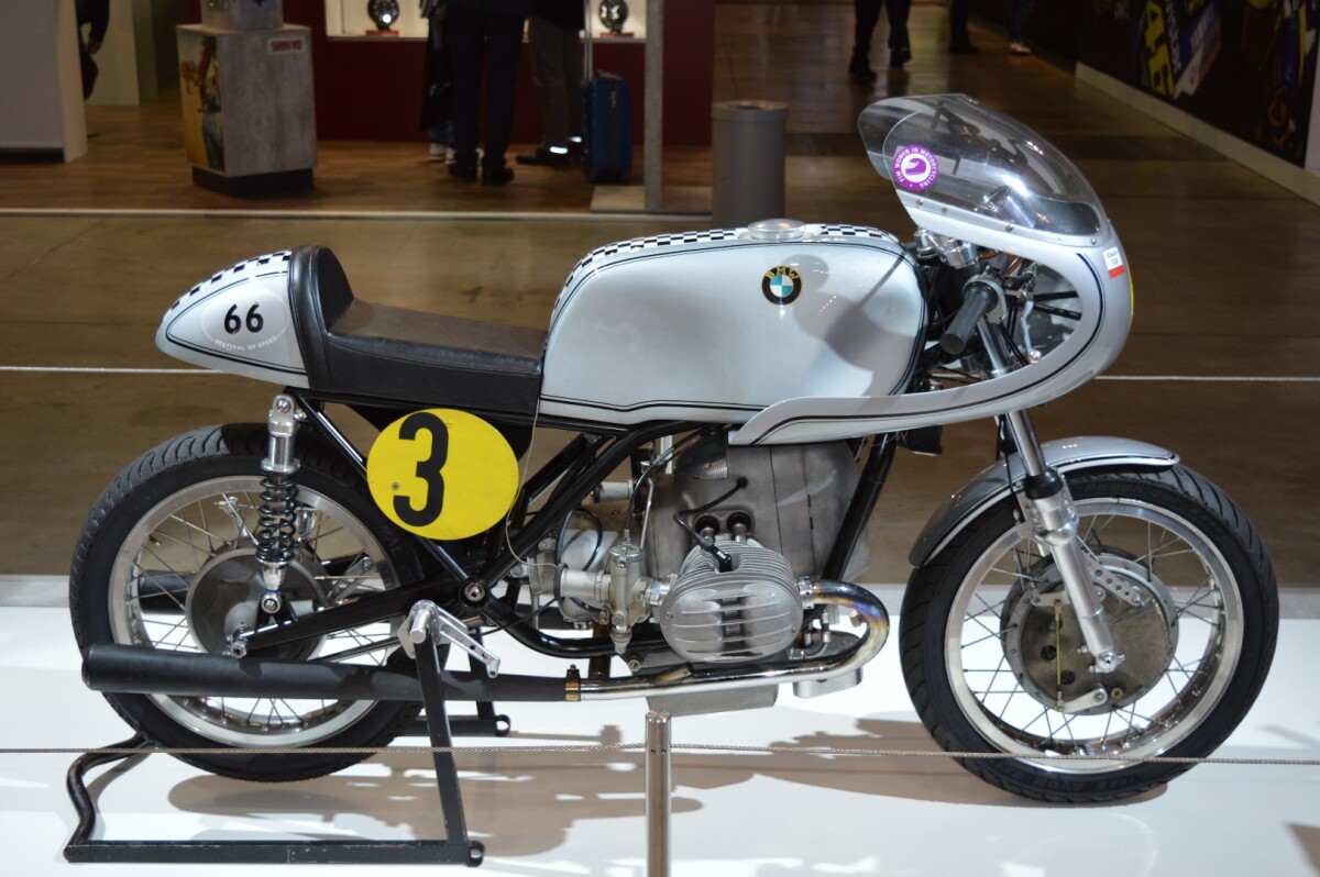 The 500 cc boxer twin of the BMW R50 Kaczor Replica produces 55 hp, in a motorcycle that weighs just 148 kg (236 lb)