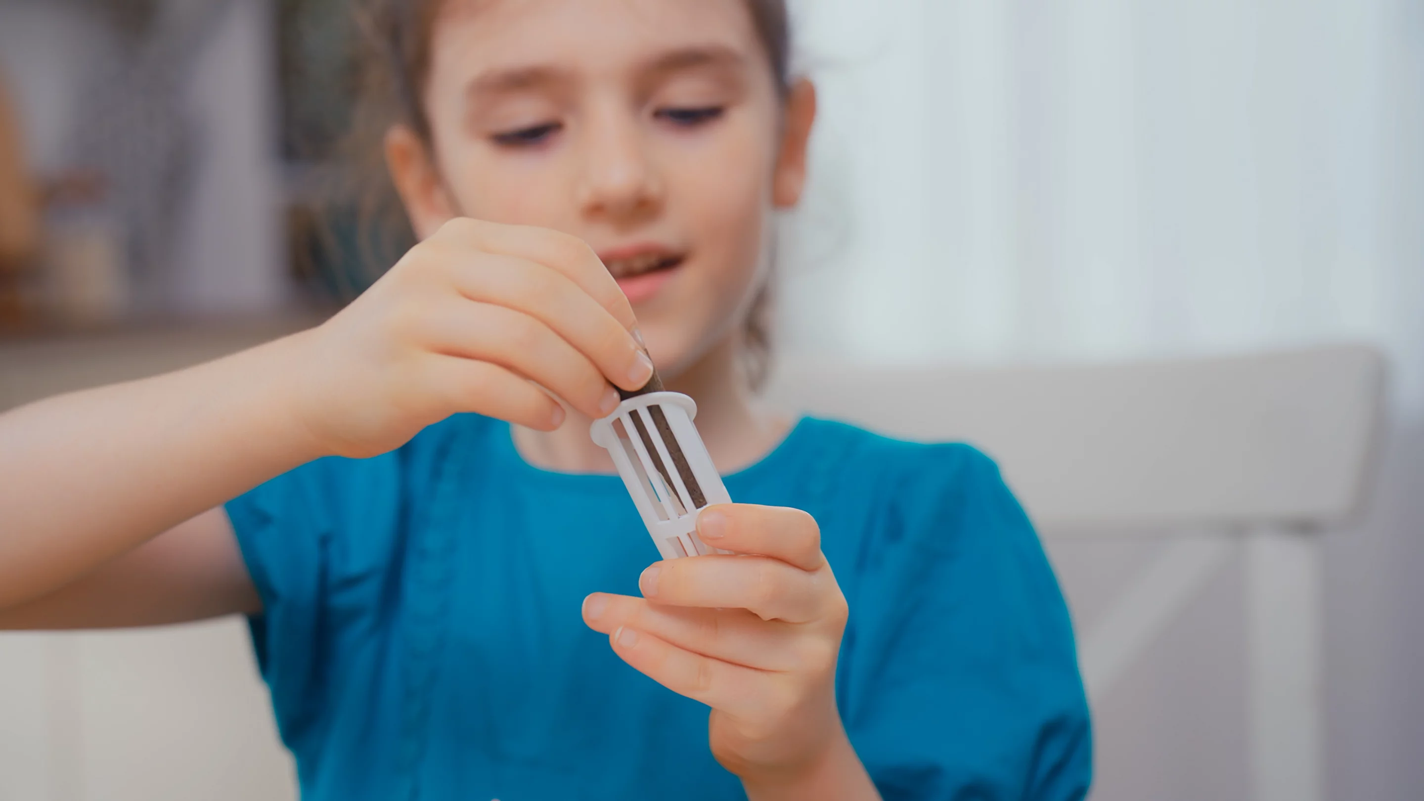 because the unit is dirt-free, relying on water for plant nutrients, there's no mess with indoor planting