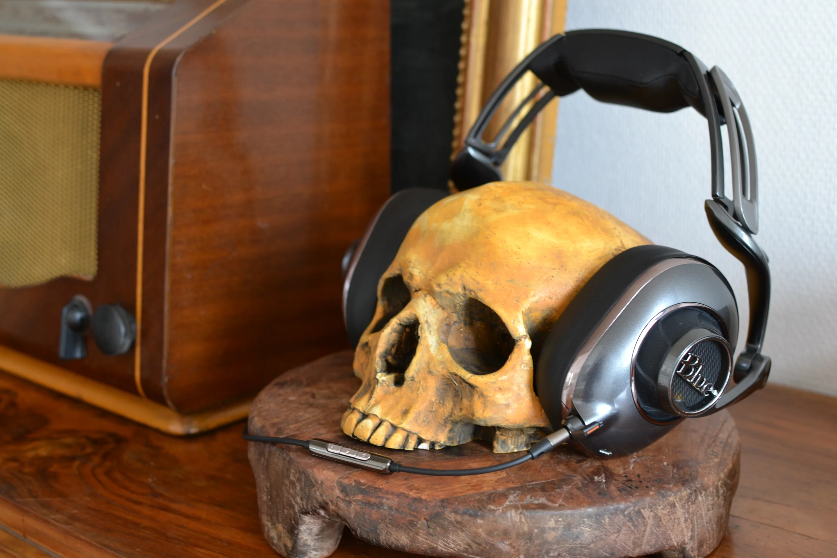Where some headphones can pinch at the earcup tops and barely touch the bottom, the Mo-Fis delivered all-round even pressure for fatigue-free listening (Photo: Paul Ridden/Gizmag)