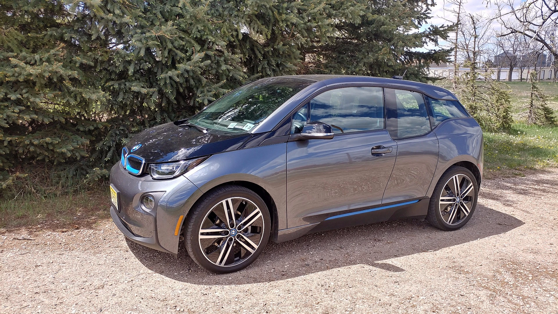 BMW’s blue detailing and the i3’s somewhat futuristic body shaping come together for a unique look that can be polarizing, but is definitely not carbon copied