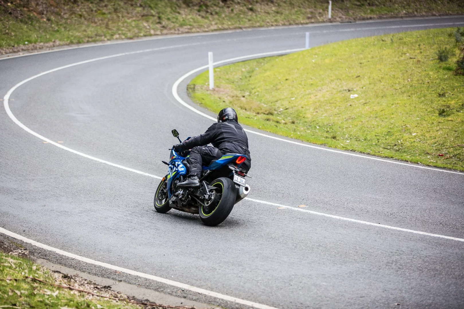 2017 Suzuki GSX-R1000: petite tail section in direct contrast to Loz's tail section