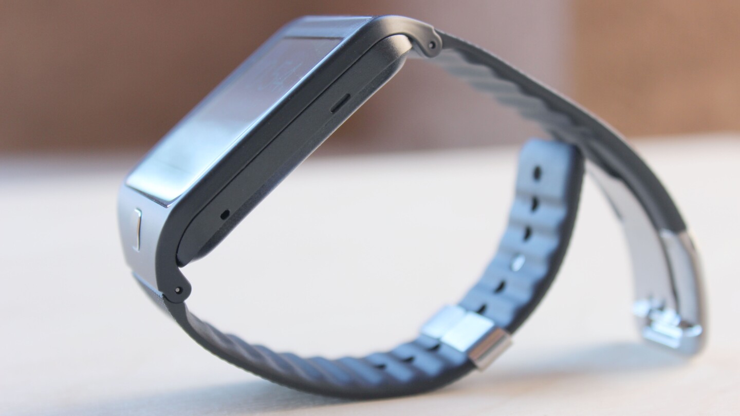 The Neo has a flat screen, but the upcoming Gear S will sport a 2-in curved display (Photo: Will Shanklin/Gizmag.com)