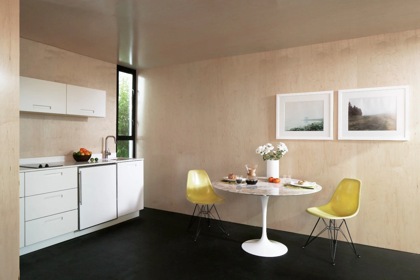 Dining and kitchen inside the flatpack Plús Hús