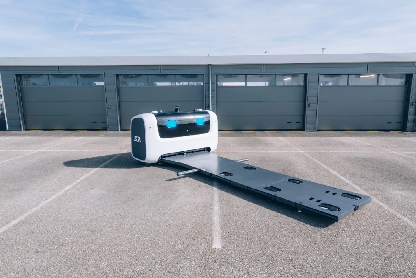 The Stan robot sans car - features a large pickup platform