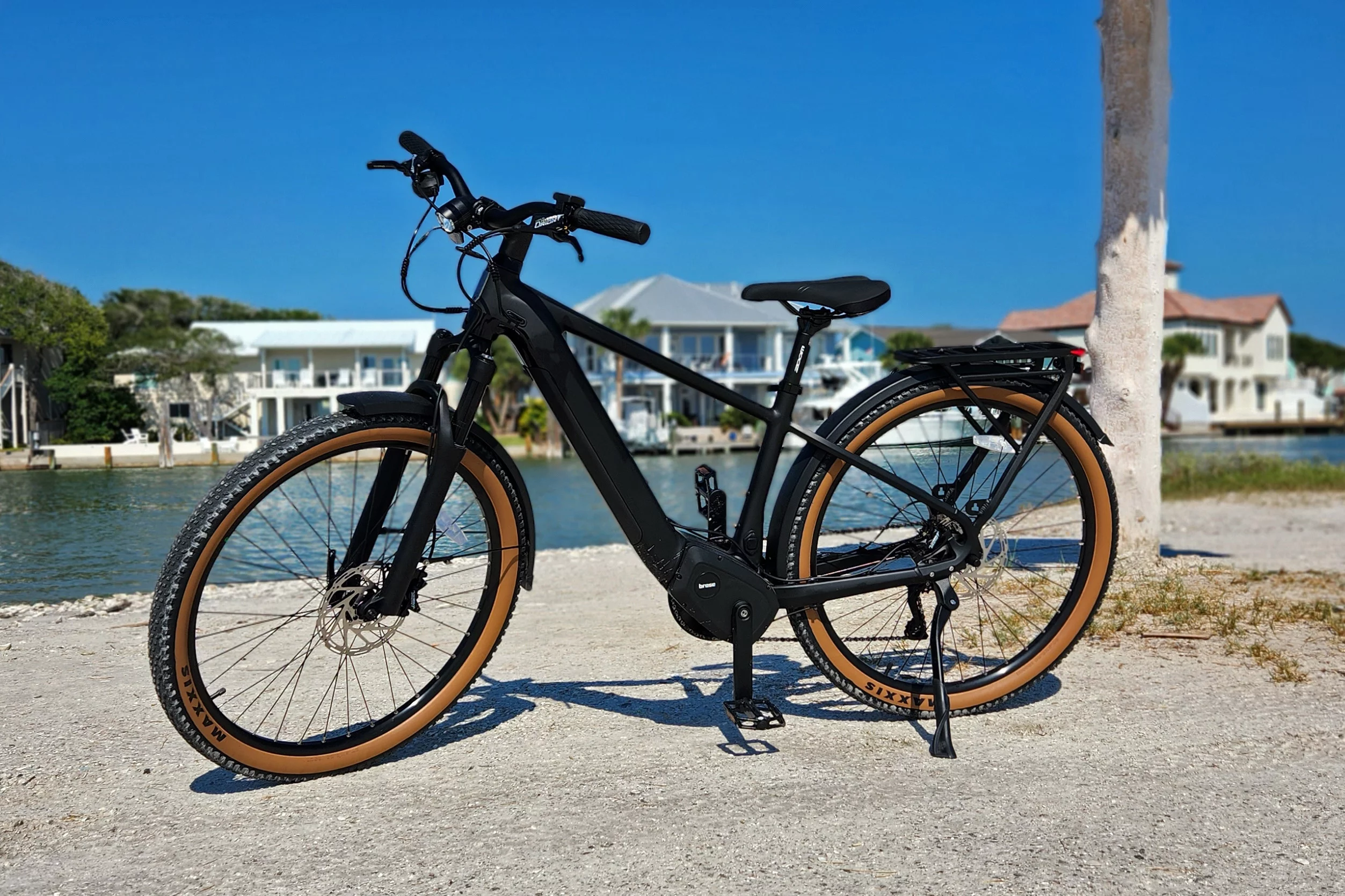 That matte black look on the bike is simple, clean, and totally utilitarian. There are two other colors (faded bronze and "sea fog") that are pretty cool too, but onyx black is my favorite