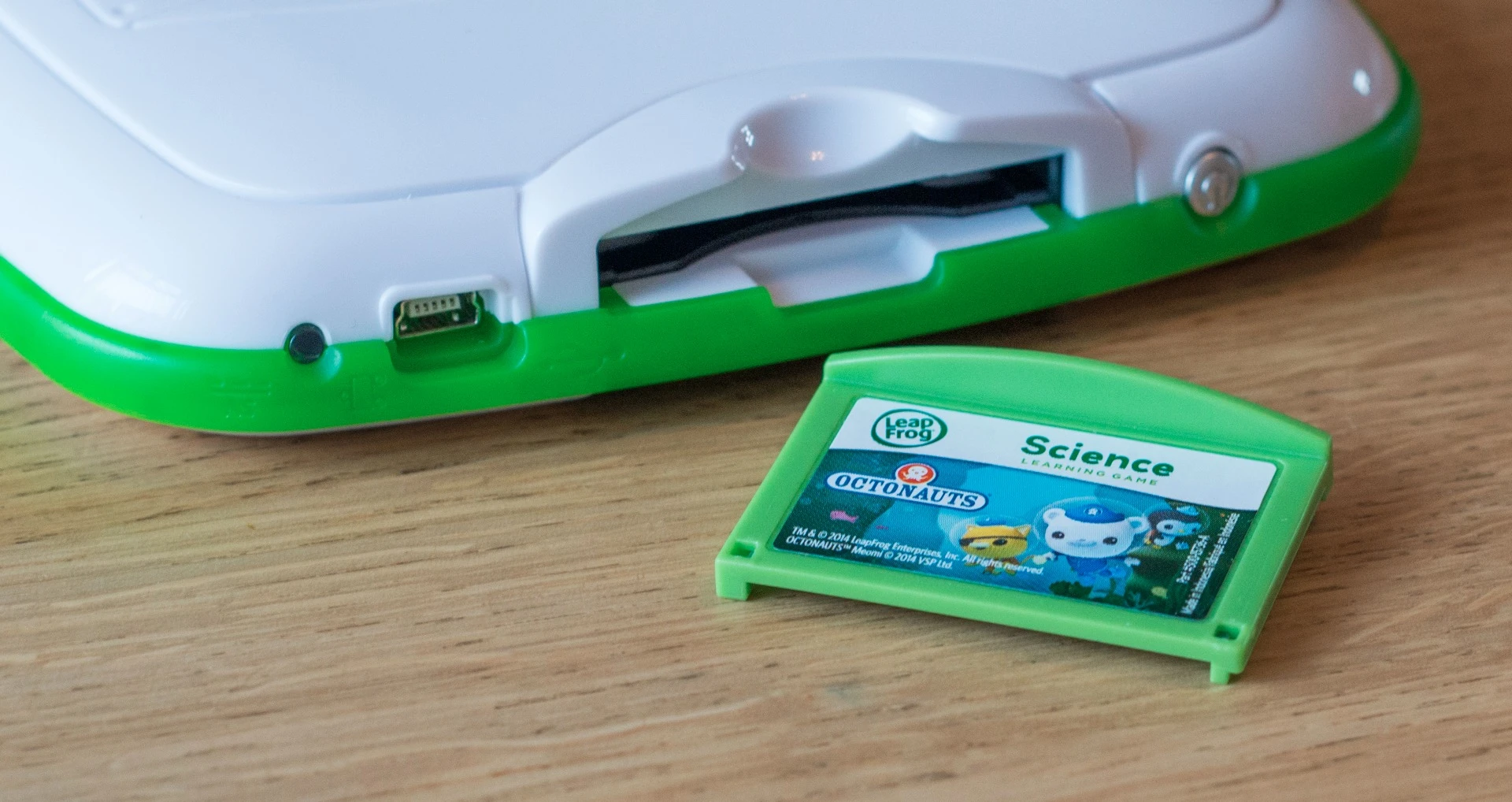 The LeapFrog LeapPad Platinum can also use cartridges