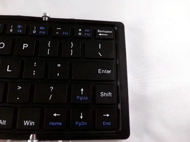 The iClever IC-BK 03 keyboard detail